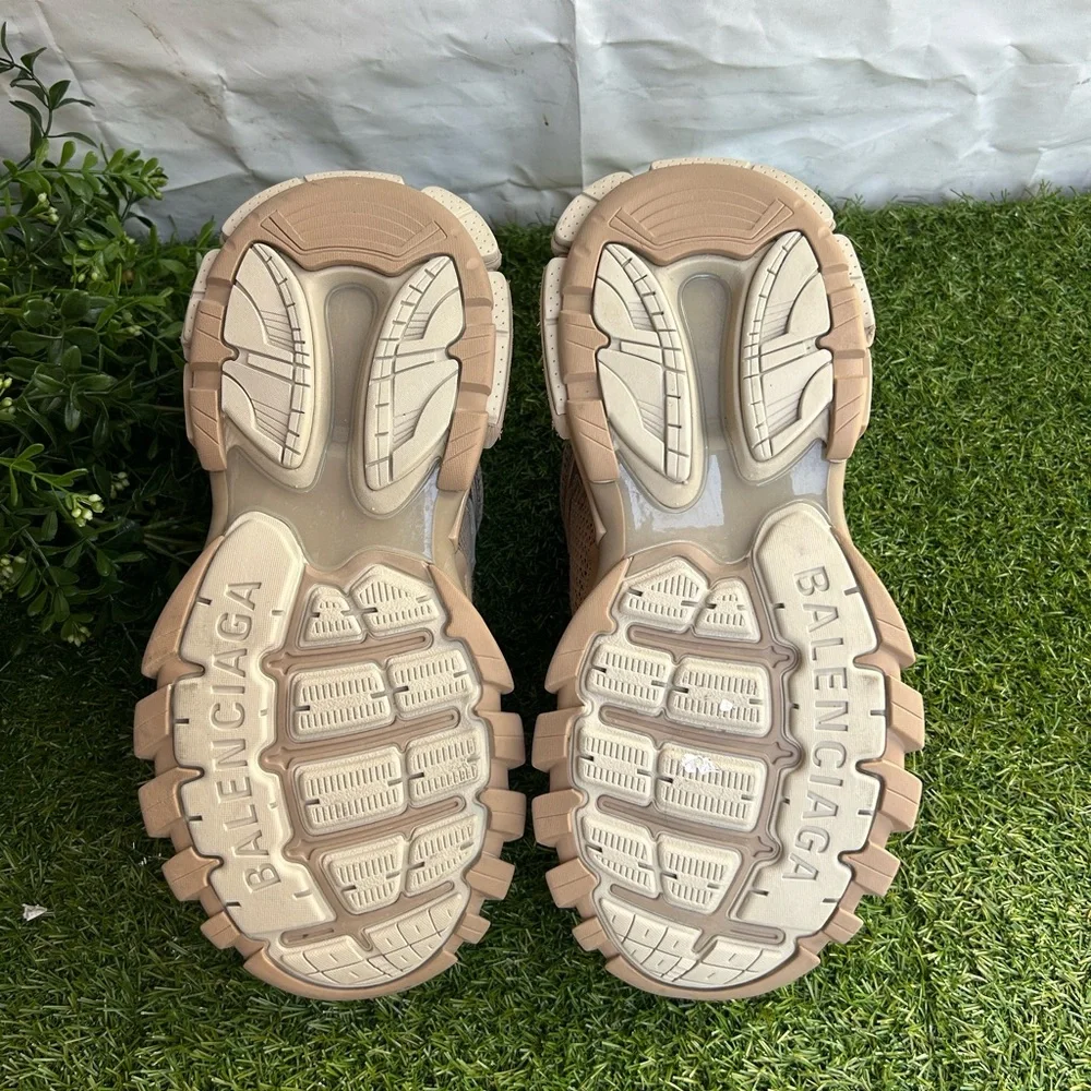 BALENCIAGA
Track.3 Sneakers - Balenciaga - Beige Mix
$1,025 Sz 42 men 9 women 12 - Picture 7 of 17
